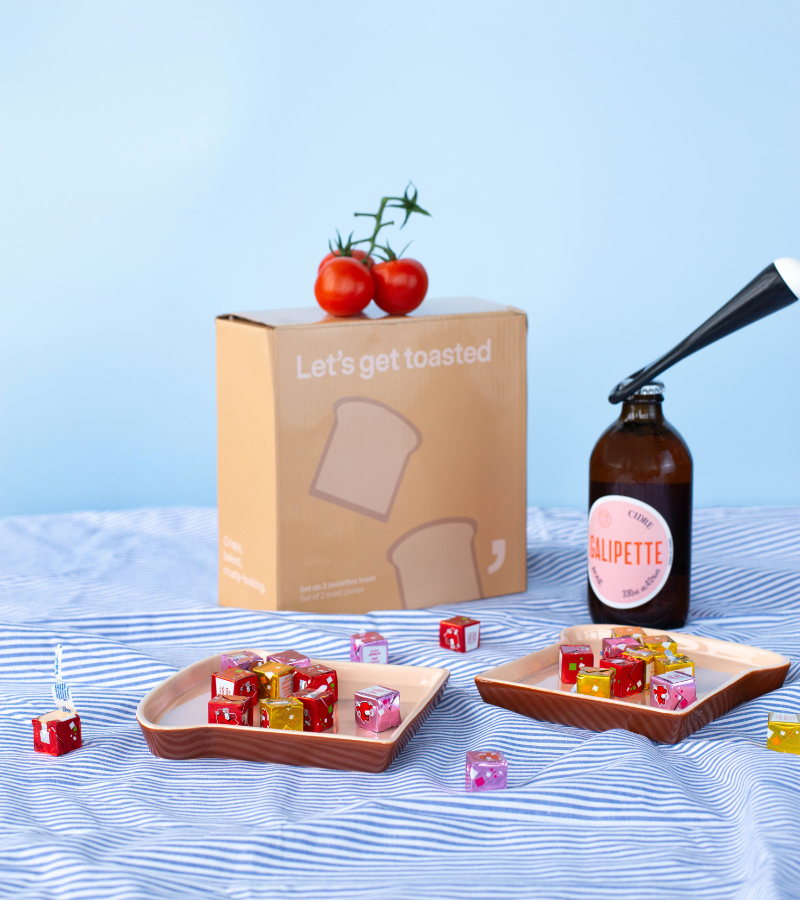 Set of two toast plates